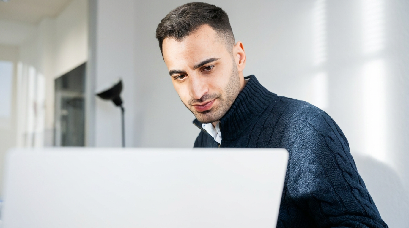 Konzentrierte Arbeit am Laptop
